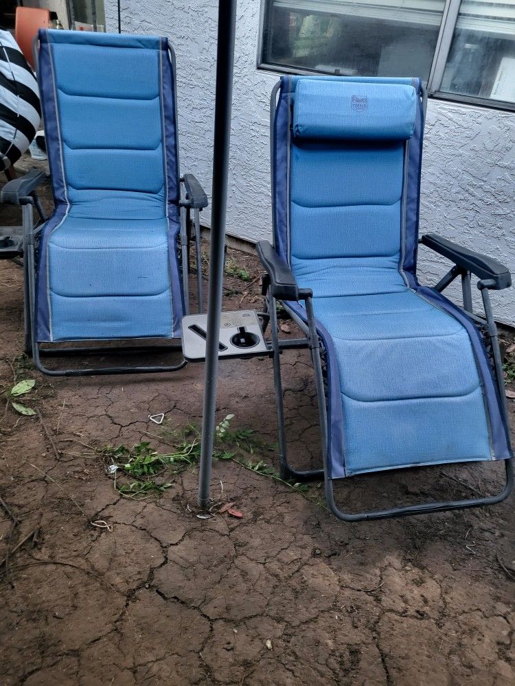 Zero gravity lounge chairs