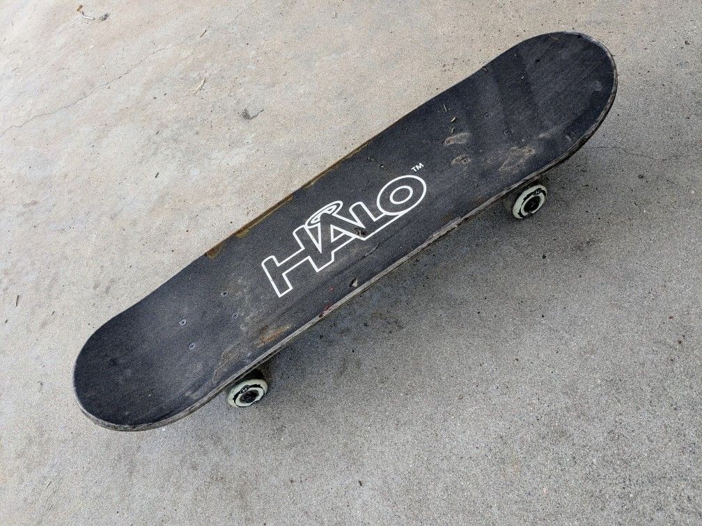 HALO Skateboard - Used - Board Is 8 In X 29 -1/2 -• Skateboards, Outside Sports, Skating, Extreme Sports, Sporting Goods, Skateboardinp