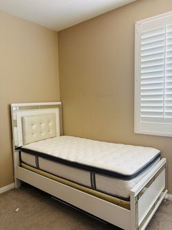 Bed frame + mattress
