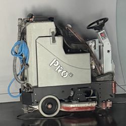 Tomcat® PRO MicroRider Rider Scrubber - 28"