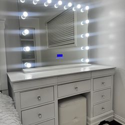 BEDROOM SET WITH VANITY!!
