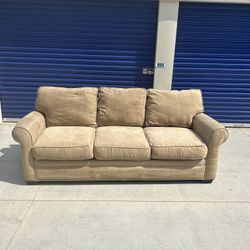 Couch🚨FREE DELIVERY🚨