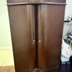 Armario de madera solida