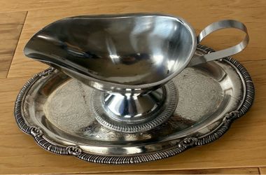 Gravy boat with tray.