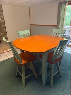 High Top Table w/4 Chairs Very Nice
