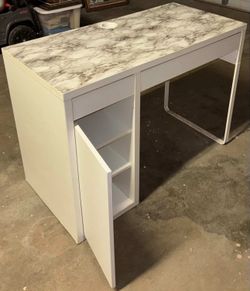 Nail desk