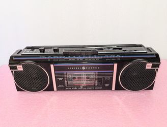 Vintage 90's GE AM/FM Radio Cassette Player Boombox