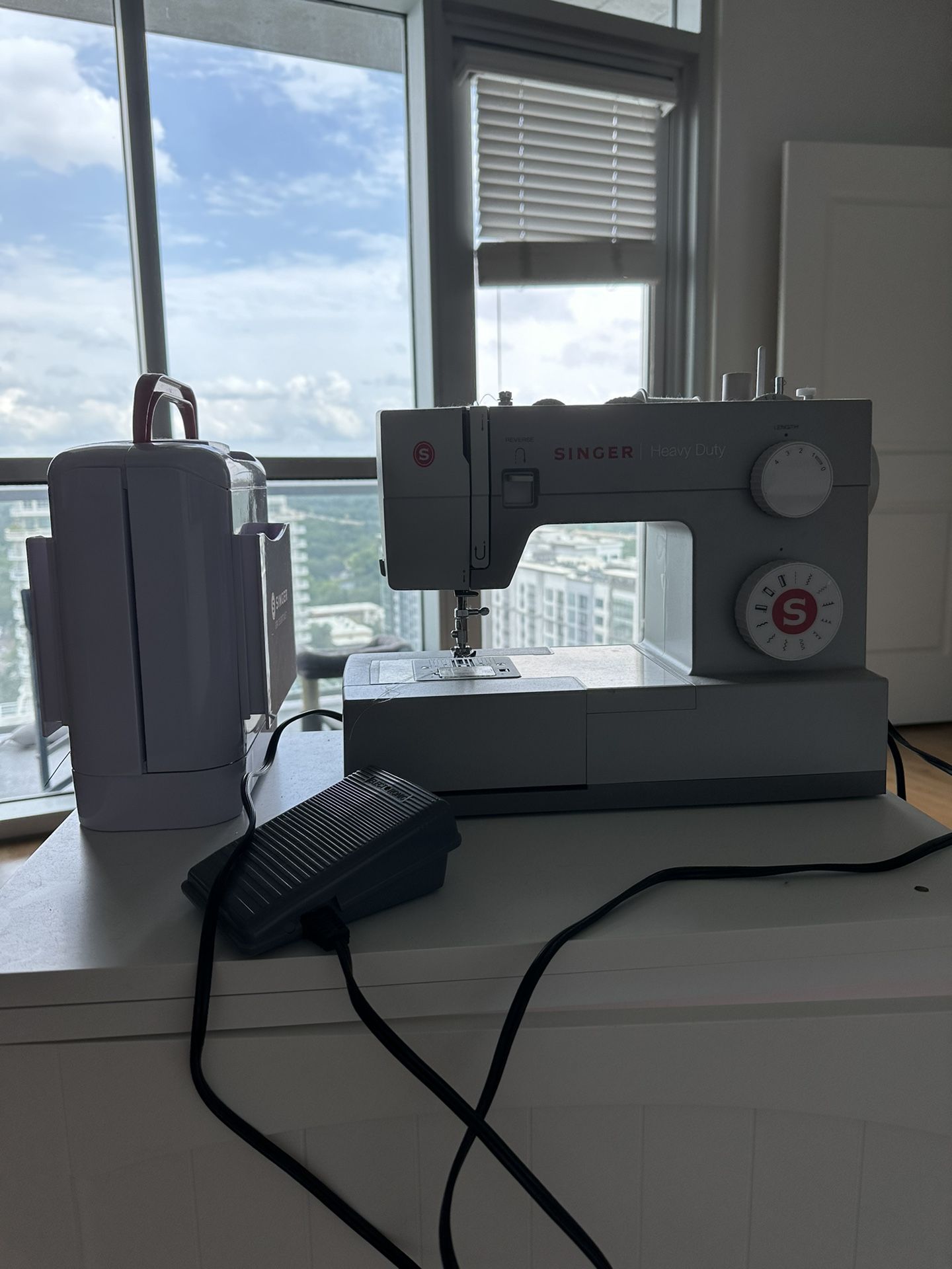 Sewing Machine With Desk 