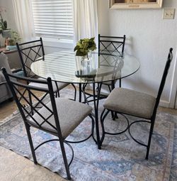 Doing glass dinning table
