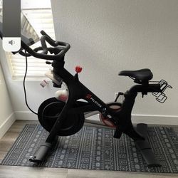 Pelotón With Mat, Shoes And 3 Pounds Weight 