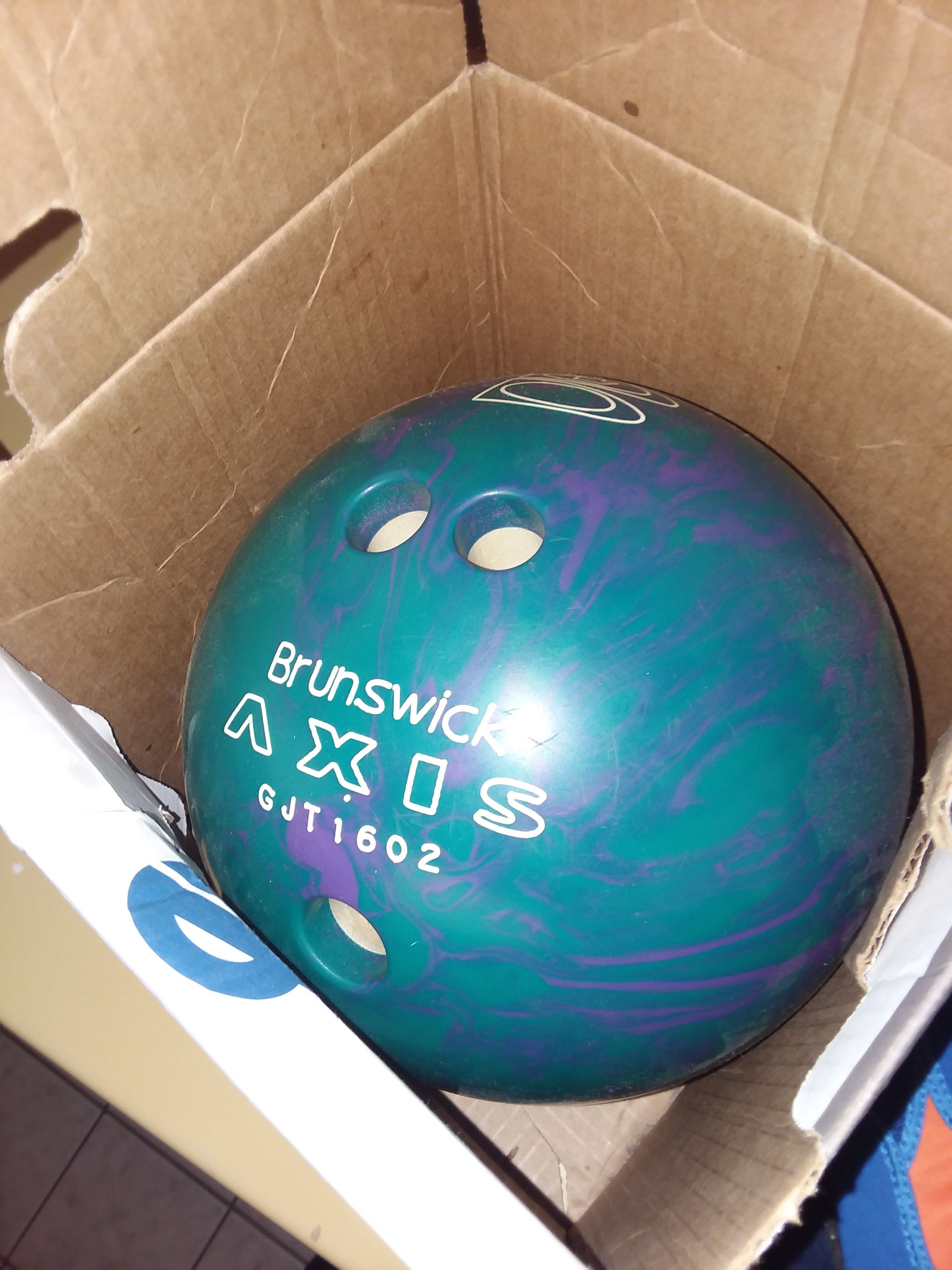 Bowling ball 13lbs brunswick axis