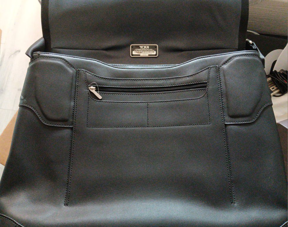 Tumi Track Messenger Bag (2948D) *AUTHENTIC* for Sale in 
