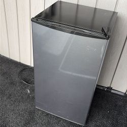 Midea Compact Refrigerator 