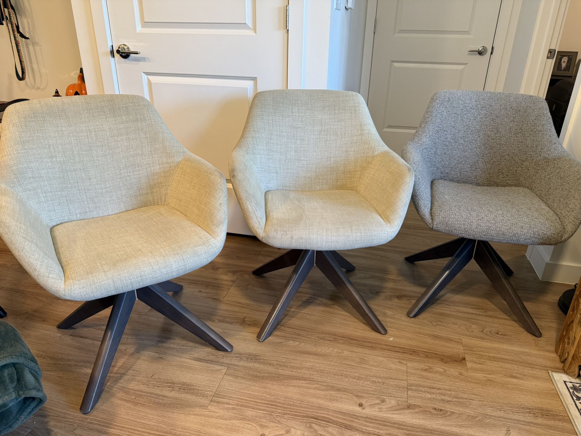 Gazel Arm Pyramid Swivel Chairs set of 3