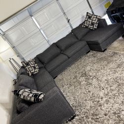 🌟 Ashley Furniture 3pc Nail Head Studded Sectional Couch 🛋️ ( FREE DELIVERY 🚚)