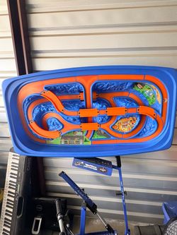 Kids hot wheel car table