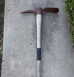 Vintage Pick Mattock / Pickaxe with Wooden Handle – Heavy-Duty Garden & Digging Tool