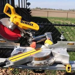Dewalt DWS779 sliding compound miter saw