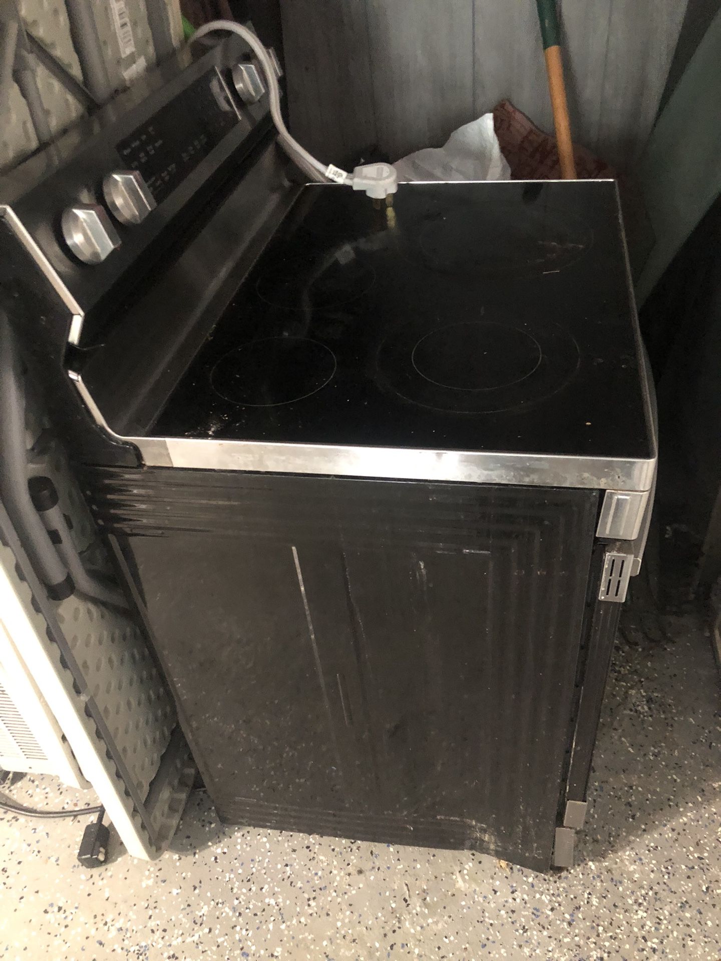 In Great Condition It Has A Built In Air Fryer As Well. Jus Need Clean It Will Be Clean Upon Purchase