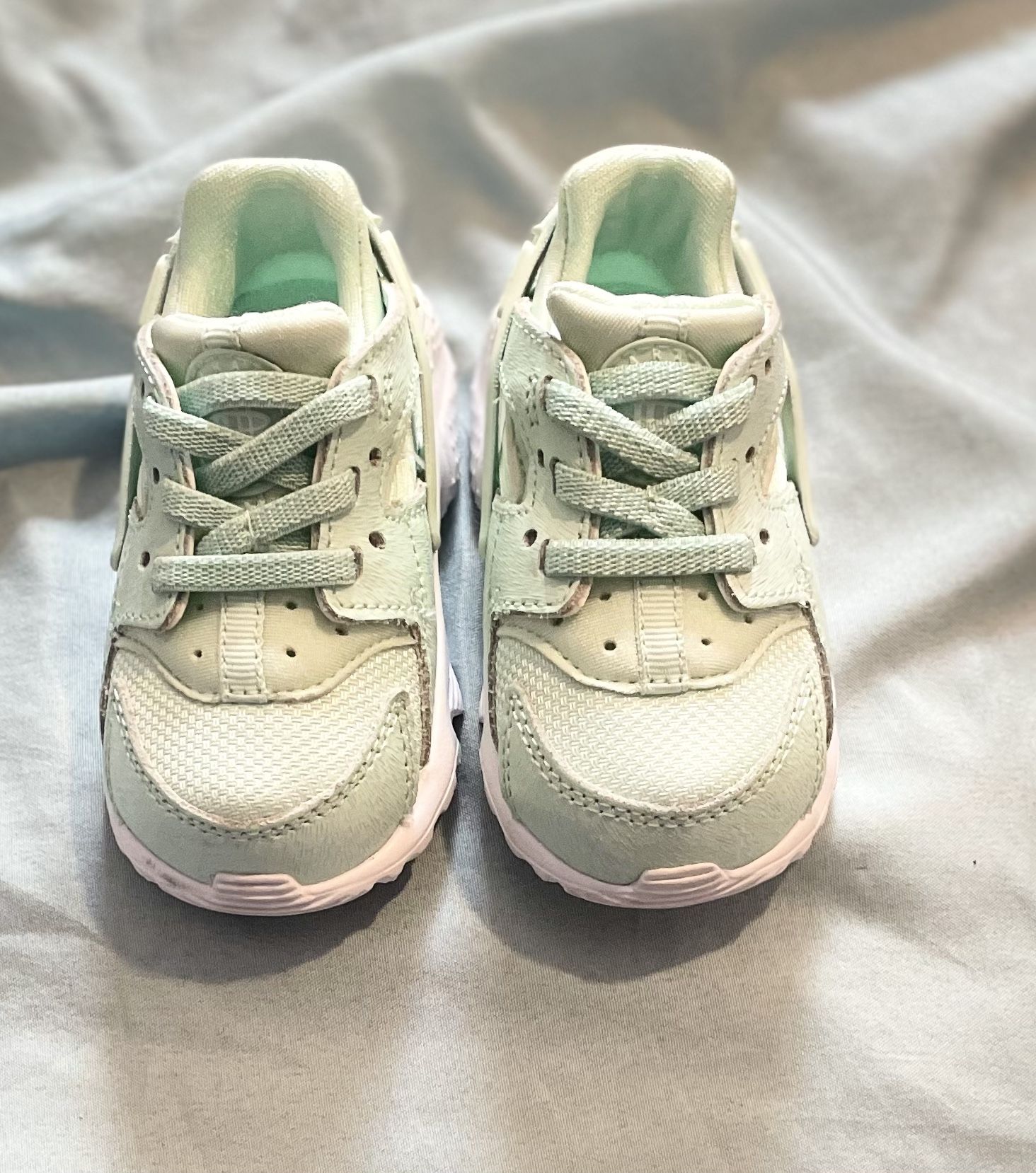 Brand new Nike Huaraches Aqua size 4c