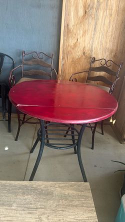 Table with 2 high chairs