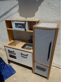 Play kitchen/fridge
