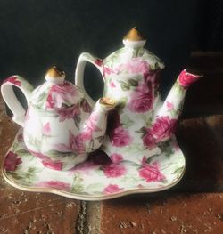 Teapot Victoria s Salt And Pepper Shakers 