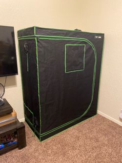 Grow tent w/ light