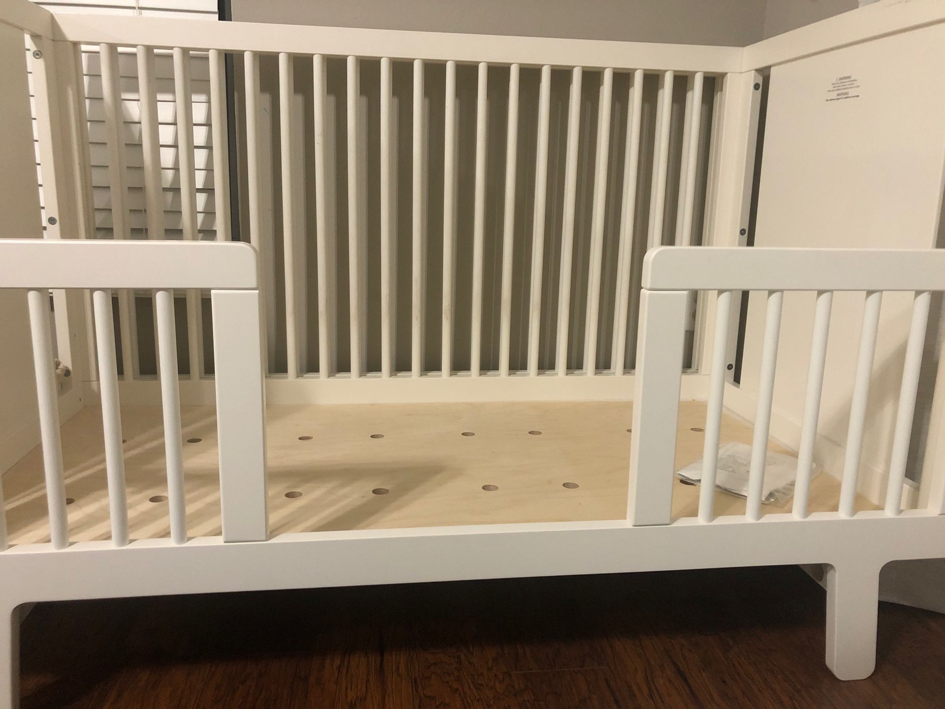 Convertible baby and toddler crib