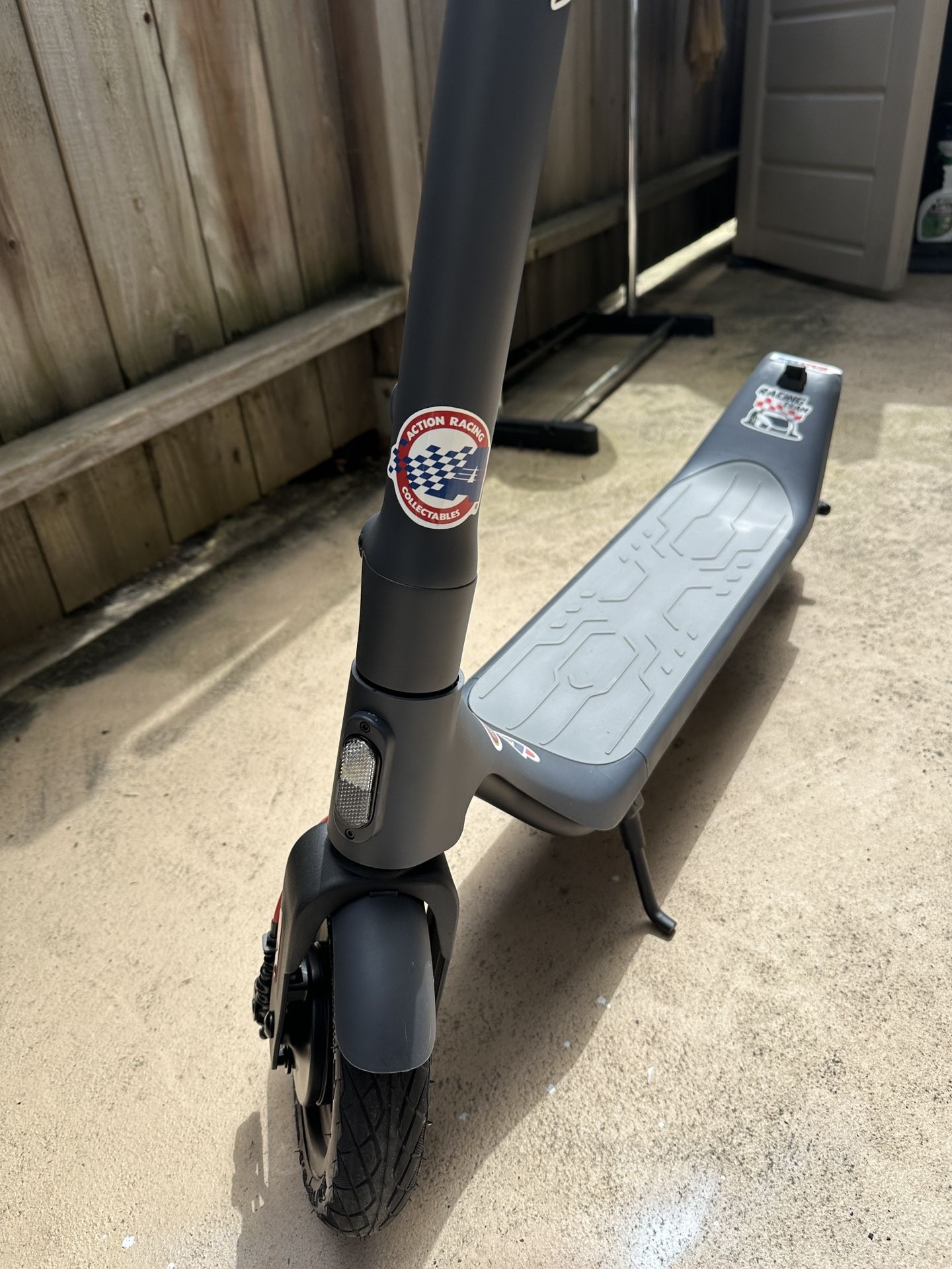 Smart Electric Scooter - Max 15.5/18.6mile Range, 9" Pneumatic Tire, 15.5mph Power by 350W Moter, 220/250/265lbs, APP Digital Display and Cruise Contr