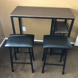 Table with two chairs￼