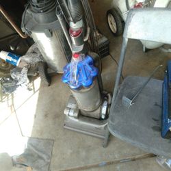 Dyson Vacuum Cleaner Dc33 Won't Attachment In Good Working Condition