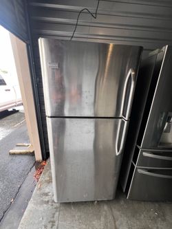 FRIGIDAIRE TOP AND BOTTOM FRIDGE SS