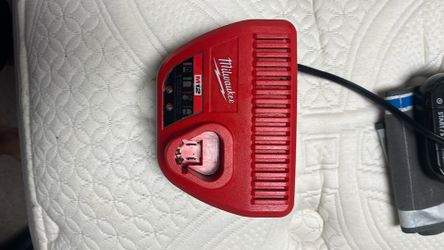 MILWAUKEE M12 CHARGER