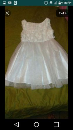 Gilr white dress