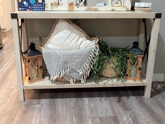 Entry way table