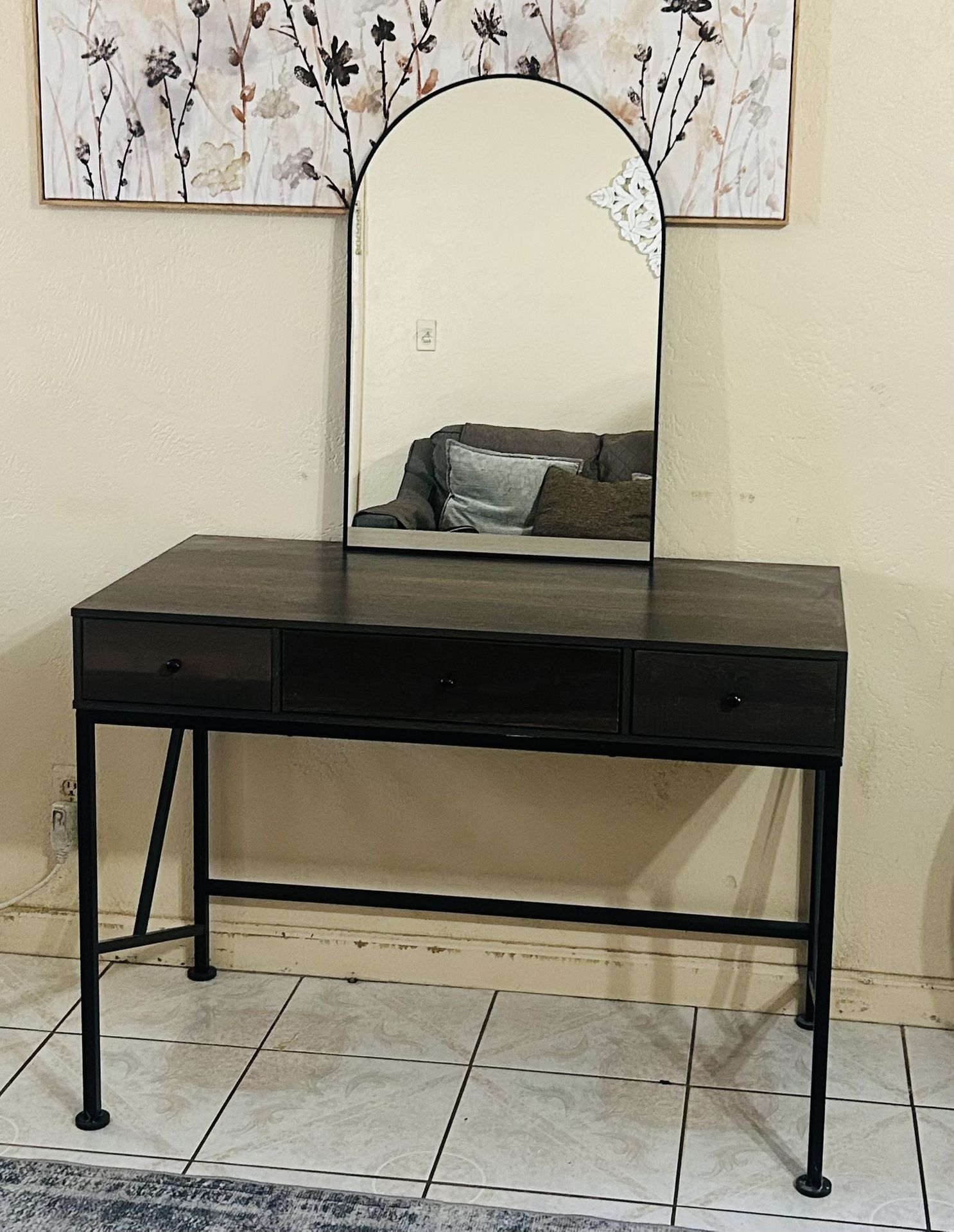 Vanity/Desk With Mirror