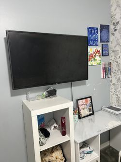 LG TV + Wall Mount 