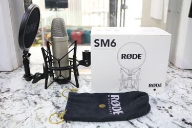Rode NT1-A Large-Diaphragm Condenser Microphone w/ SM6 Shock Mount