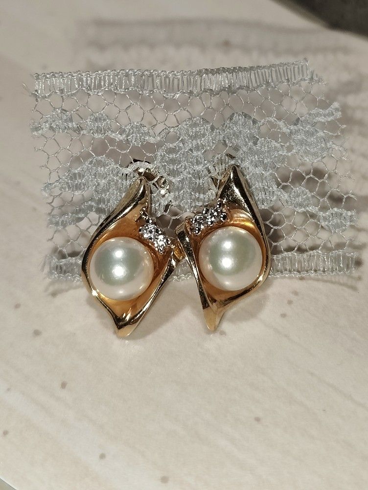 14k White Pearl And Diamond Earrings