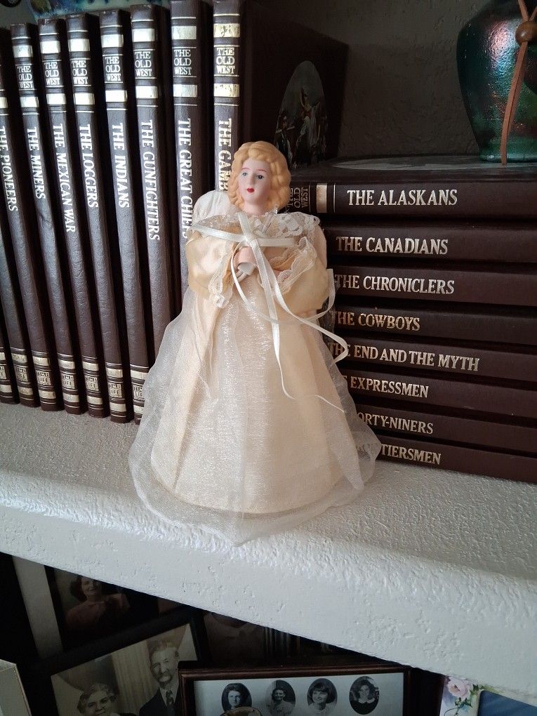 Beautiful Light-Up Angel For Tree/ Shelf