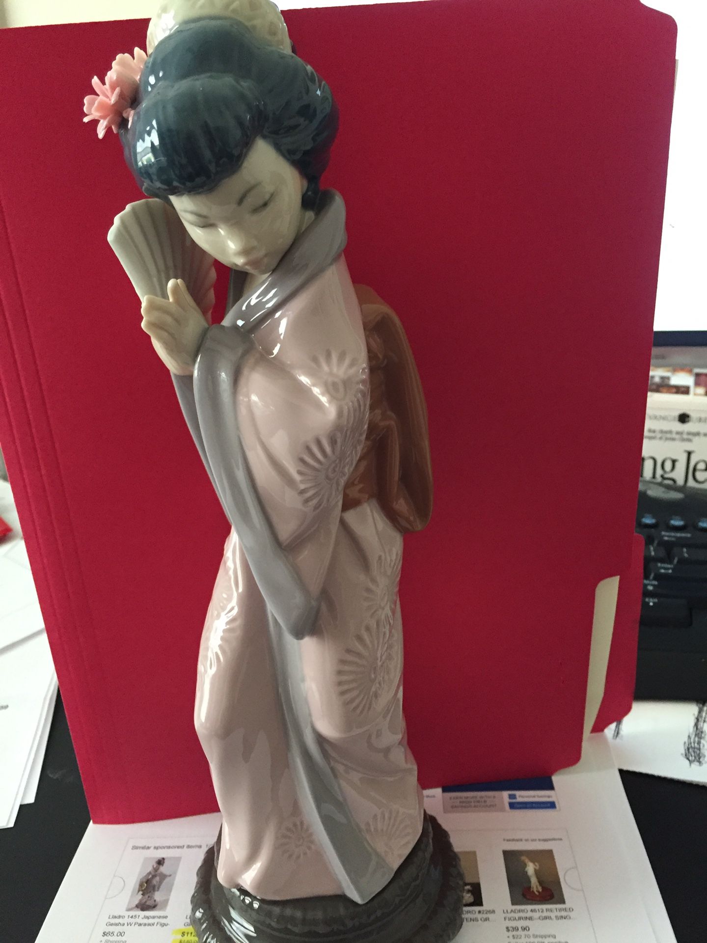 Collectible retired Lladro Japanese Geisha Girl with fan.