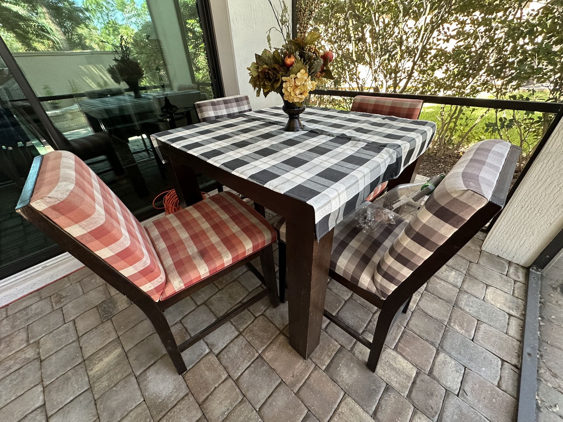 Living Room Furniture And Breakfast Table With Four Chairs