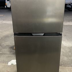 24 Inch Wide Avanti 10.0 cu. ft Top Freezer Refrigerator (New Floor Model)