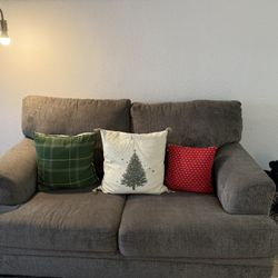 Like-new Loveseat 
