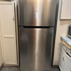 Insignia™ - 18 Cu. Ft. Top-Freezer Refrigerator - Stainless Steel