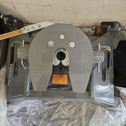 Fifth Wheel For Pick Up Truck ( New) ,,,, 750$ OBO ,,,  B&W Companion 5th Wheel Hitch
