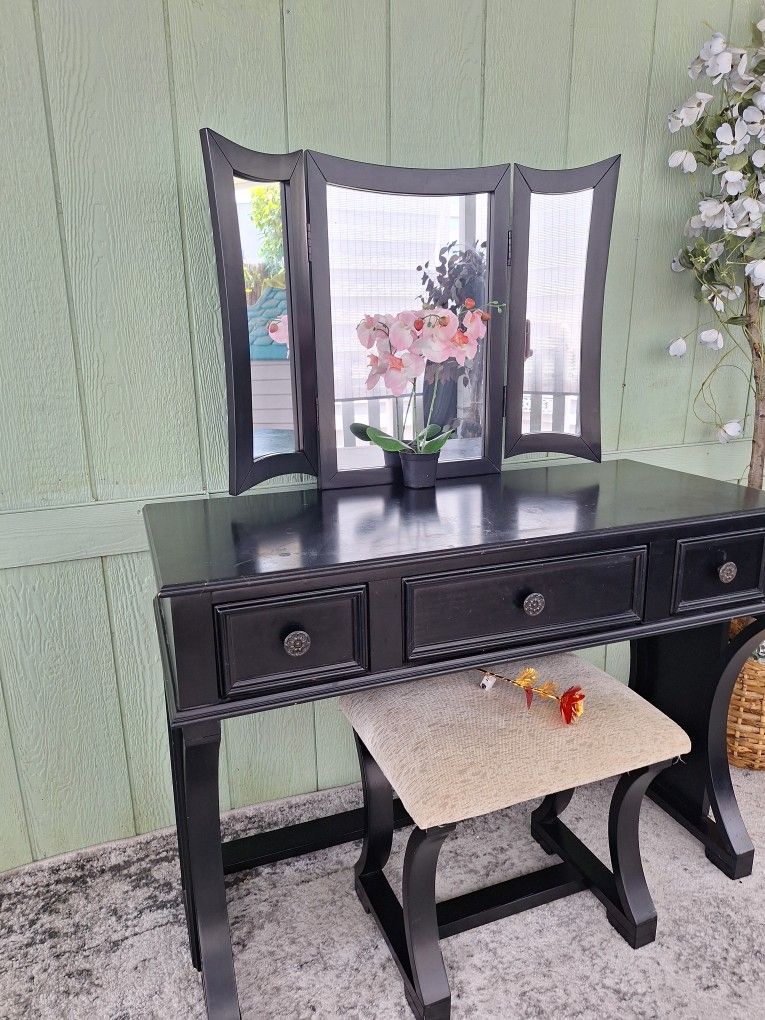Elegant Mirror Vanity (Tocador Con Espejo Y Cajones)