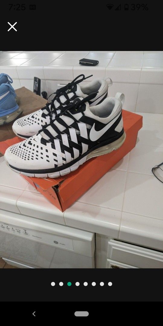 Nike rare finger traps size 13 Raider  colors