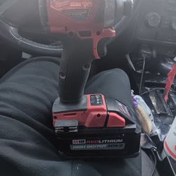 Milwaukee FUEL 1/4 in. Hex Impact Driver with Milwaukee M18 High Output XC6.0 Bat & Charger